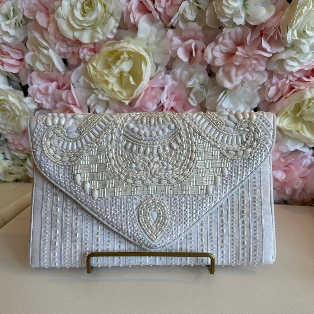 NWOT Beautiful Lulus Beaded Envelope Clutch Purse With Chain Strap